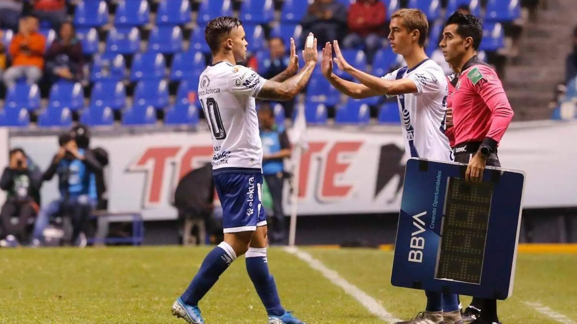 Emiliano García Escudero (d) sigue en el Top 3 de debuts más jóvenes en la Liga MX